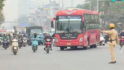Đề xuất phạt nặng xe chở khách 'trá hình'