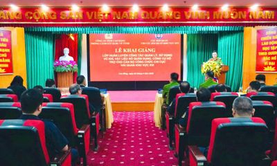 Huấn luyện quản lý, sử dụng vũ khí, vật liệu nổ quân dụng, công cụ hỗ trợ cho cán bộ, công chức Chi cục Hải quan khu vực XVI