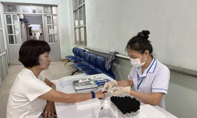 Khám sức khỏe định kỳ và sàng lọc miễn phí cho nhân dân phường Nùng Trí Cao