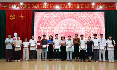 Gặp mặt học sinh có hoàn cảnh khó khăn tham gia Kỳ thi tốt nghiệp THPT năm 2026 tại Trường THPT Thành phố