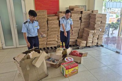 Hà Nội: Giám sát tiêu hủy lô thực phẩm nhập lậu trị giá hơn 328 triệu đồng
