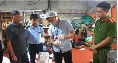 Kiểm tra cơ sở giò, chả, lực lượng chức năng phát hiện gần 100kg hàn the