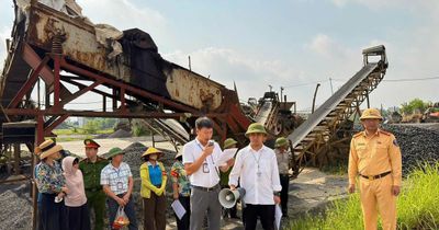 Hà Nội: Đình chỉ hoạt động 6 bến bãi vật liệu xây dựng trái phép ven sông