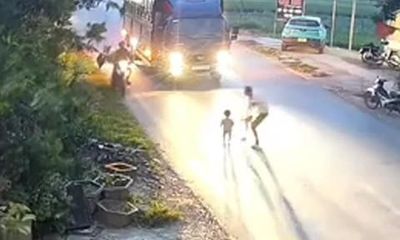 Thót tim cảnh bé trai 18 tháng tuổi chạy ra đường lớn giữa dòng xe lao vun vút
