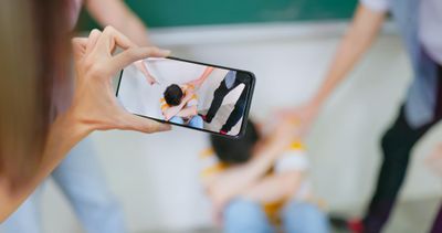 Cấm phát tán clip bạo lực học đường: Không phải che giấu sai phạm, mà là bảo vệ trẻ em