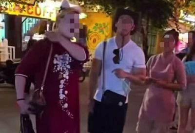 Xác minh vụ du khách nước ngoài mặc phản cảm ở phố cổ Hội An