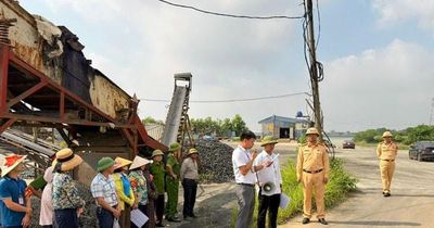 Hà Nội: Cưỡng chế, rào chắn 6 bến vật liệu xây dựng không phép ven sông