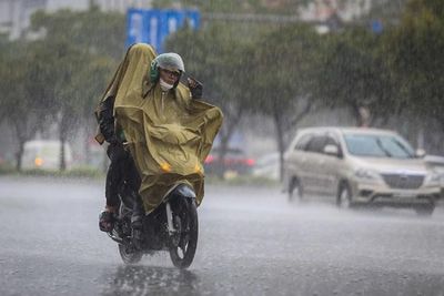 Chuyên gia nhận định về mưa dông mạnh đêm nay và sáng mai ở miền Bắc