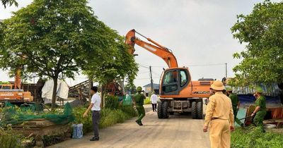 Rào chắn 6 bến vật liệu xây dựng không phép ven sông