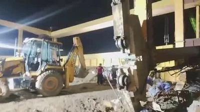 Ấn Độ: Cần cẩu công trường xây dựng bất ngờ đổ sập, 3 công nhân tử vong