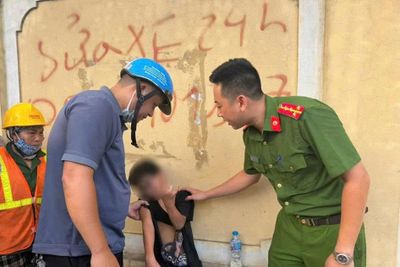 Xuyên đêm tìm người thân cho bé trai đi lạc từ Thái Nguyên xuống Hà Nội