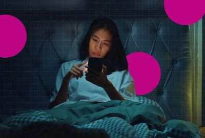 Thức khuya lướt điện thoại mỗi đêm: Não bộ của bạn đang bị ảnh hưởng ra sao?