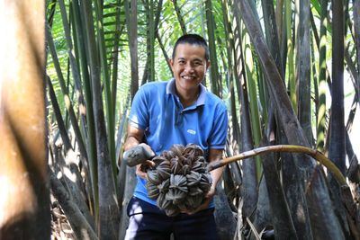 Từ bỏ công việc lương cao, về quê 'đánh thức' mật dừa nước ven sông