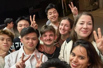 Cô gái Mỹ 'choáng' vì được giới thiệu 8 chàng trai Việt độc thân