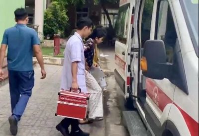 Thí sinh đi thi lớp 10 bằng xe cứu thương
