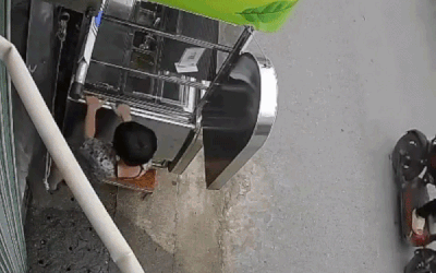 Mẹ vừa mở tiệm bán nửa tháng, con nghỉ hè ngày đầu đu quầy vỡ tan tành