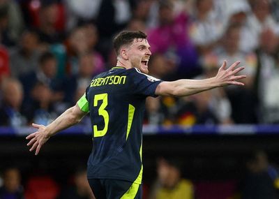 Robertson chính thức gia nhập Tottenham