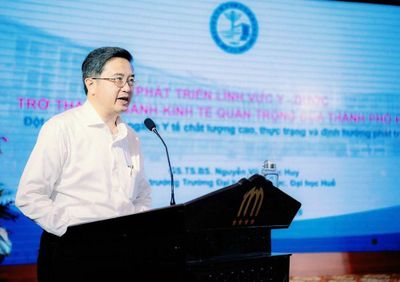 Giáo sư y khoa giữ quyền Giám đốc Đại học Huế