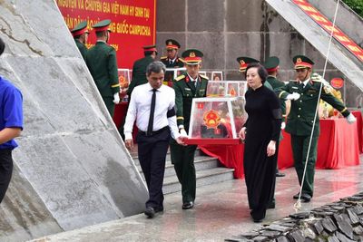 Phó Thủ tướng Phạm Thị Thanh Trà dự Lễ truy điệu, an táng hài cốt liệt sĩ tại Quảng Ngãi