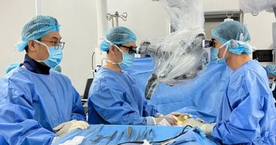 Nữ bệnh nhân Campuchia hồi phục ngoạn mục sau ca mổ u não 4,5cm tại Việt Nam