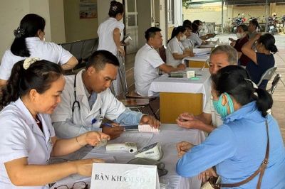 973 y, bác sĩ ngành y tế Điện Biên thực hiện khám, tư vấn sức khỏe miễn phí cho nhân dân