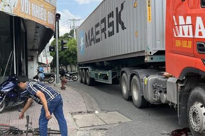 Nam thanh niên chạy xe đạp bị xe container tông tử vong ở TPHCM
