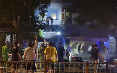 TP Hồ Chí Minh: Cắt khóa cửa sắt giải cứu 6 người trong vụ cháy quán ăn