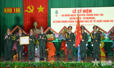 Kho 186 (Cục Xăng dầu, Tổng cục Hậu cần - Kỹ thuật) đón nhận Huân chương Bảo vệ Tổ quốc hạng Ba