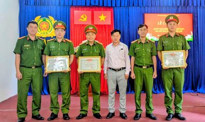 Khen thưởng đột xuất cho Công an xã Nông Sơn