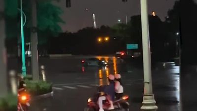 Tài xế lái 'siêu xe'Porsche biến đường phố thành 'sân khấu biểu diễn'