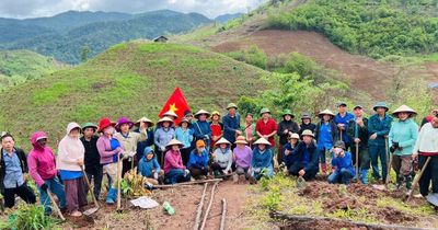 Trường PTDTBT TH Trần Văn Thọ hỗ trợ hộ nghèo trồng hơn 2.000 hố cà phê, mắc ca