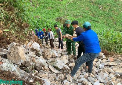 Quân và dân chung sức mở đường tuần tra biên giới