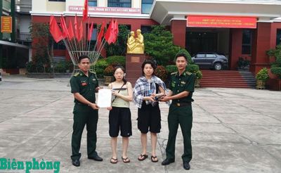 Bộ đội Biên phòng tỉnh Khánh Hòa trao trả tài sản cho 2 du khách Hàn Quốc