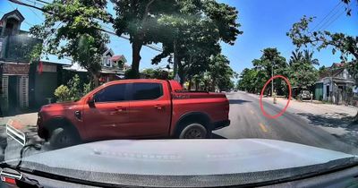Xử phạt tài xế bán tải 'quay xe' khi gặp CSGT