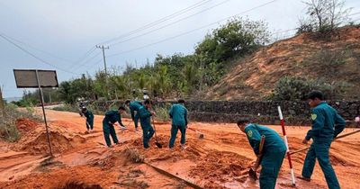 Lâm Đồng: Mưa lớn gây sạt lở đồi, đất đá tràn xuống đường ven biển