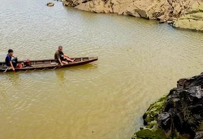 Dạo chơi ở bãi đá, cô gái trượt chân rơi xuống dòng nước xiết