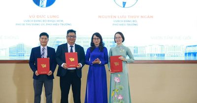 Trao quyết định công tác cán bộ cho 25 nhân sự chủ chốt Đại học Quốc gia TPHCM