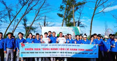 Hơn 200 đoàn viên ra quân làm sạch biển, thu gom gần 2 tấn rác