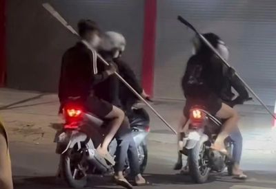 17 đối tượng cầm phóng lợn, kiếm truy sát cặp vợ chồng trẻ