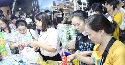 Đà Nẵng phát 20.000 phiếu mua hàng, trị giá 100.000 đồng/phiếu cho người lao động.