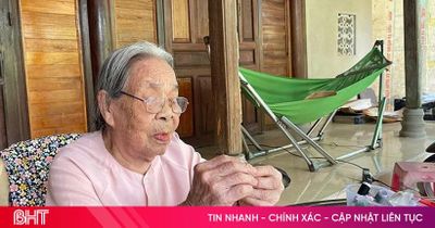 Cụ bà 104 tuổi ở Hà Tĩnh vẫn xâu kim, đọc sách