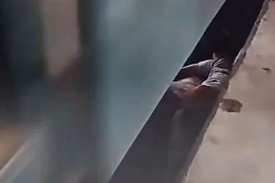 Nhảy xuống đường ray cứu con, người cha cùng bé trai thoát nạn ngoạn mục