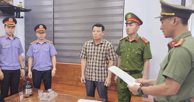 Bắt hiệu trưởng ép giáo viên đưa tiền để được dạy học