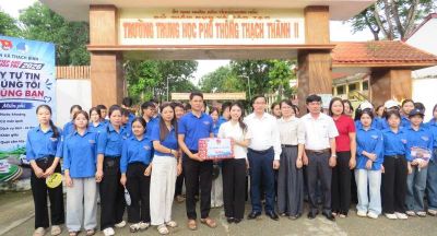 Tỉnh đoàn Thanh Hóa tặng quà đội hình tình nguyện 'tiếp sức mùa thi'