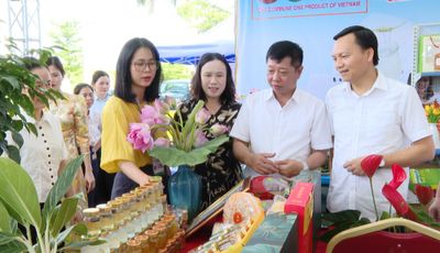 Phiên chợ giới thiệu nông sản, thực phẩm an toàn tại xã Yên Định