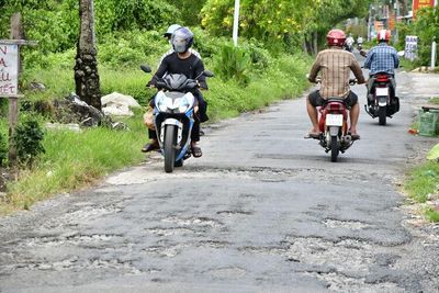 Ổ gà bủa vây hai tuyến đường