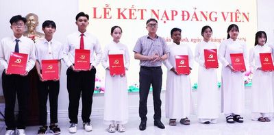 Kết nạp 18 học sinh ưu tú của Trường Trung học phổ thông Châu Thành vào Đảng