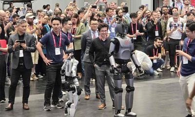 Robot hình người của Việt Nam gây ấn tượng tại diễn đàn hàng đầu thế giới