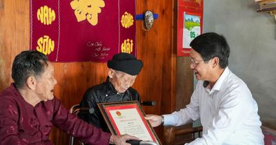 Phó Bí thư Thành ủy Đà Nẵng Ngô Xuân Thắng thăm, tặng quà người cao tuổi