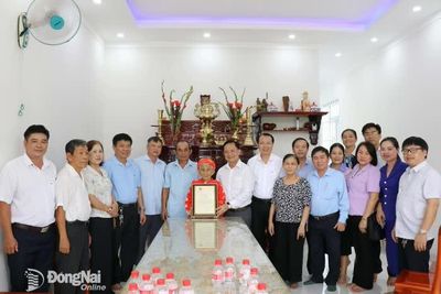 Đoàn công tác thành phố Đồng Nai thăm, chúc thọ người cao tuổi